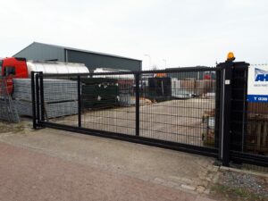 Schuifpoort met puntenkam