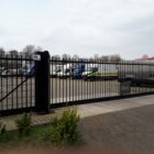 Schuifpoort met doorgestoken spijlen