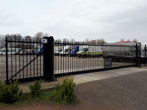 Schuifpoort met doorgestoken spijlen