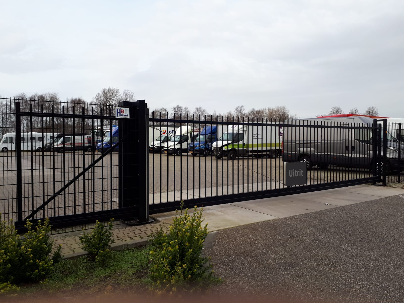 Schuifpoort met doorgestoken spijlen